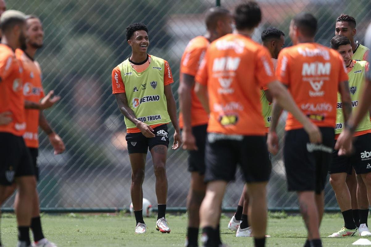 Com seriedade, mas tambm descontrao, o Atltico treinou sob sol forte na manh desta sexta-feira (21), na Cidade do Galo, em Vespasiano. Este foi o quinto dia de pr-temporada para o clube mineiro em 2022, sob o comando do tcnico argentino Antonio 'El Turco' Mohamed. Novas baixas, o volante Allan e o atacante Keno testaram positivo para COVID-19 e no participaram das atividades (ambos cumprem perodo de sete dias de isolamento social).
