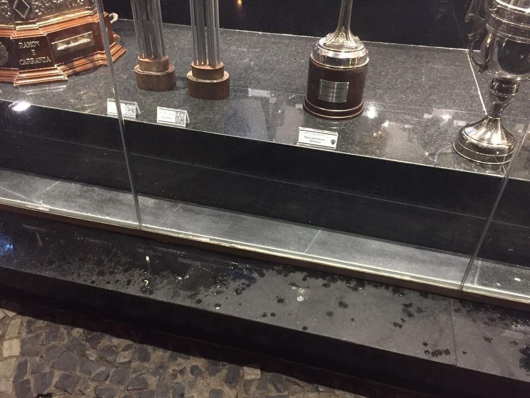 Sede do Atltico virou local de protesto aps eliminao. Pouco depois, funcionrios limparam o local. No momento em que a reportagem foi at a sede, ainda havia gua utilizada para a limpeza no cho