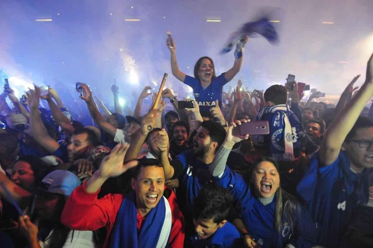 Torcida do Cruzeiro apoia a delegao do time na chegada ao Mineiro
