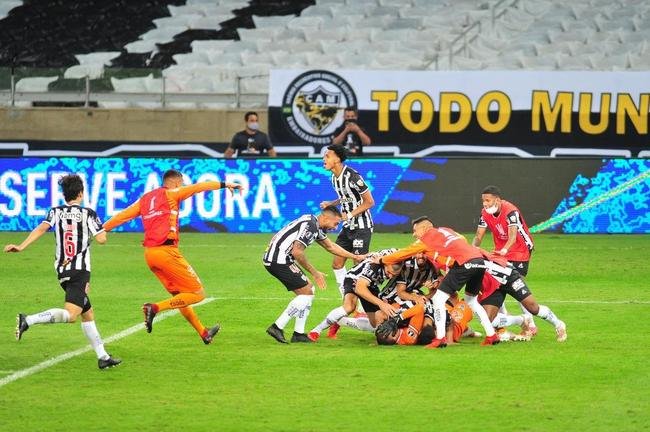 Goleiro Everson, do Atltico, foi heri na deciso por pnaltis contra o Boca Juniors ao defender duas cobranas e ao marcar o gol da classificao: 3 a 1 nas batidas alternadas aps 0 a 0 no tempo normal, no Mineiro.