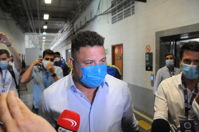 Ronaldo prestigiou vitria do Cruzeiro sobre a URT, por 3 a 0, no Independncia, e foi ovacionado pela torcida celeste