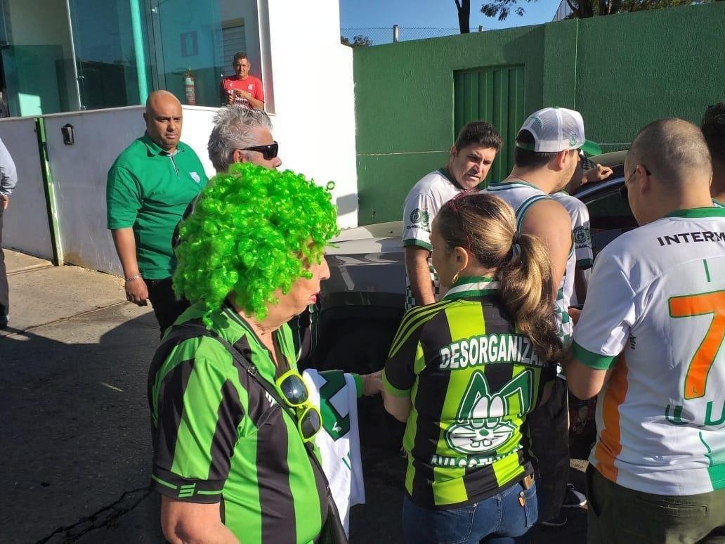 Torcedores americanos fizeram protesto e abordaram os jogadores na porta do CT Lanna Drumond