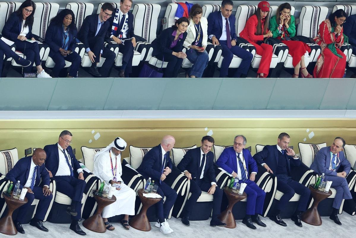 Emmanuel Macron, presidente da Frana, David Beckham, ex-jogador da Inglaterra, e Gianni Infantino, presidente da FIFA, estiveram no estdio para Frana x Marrocos