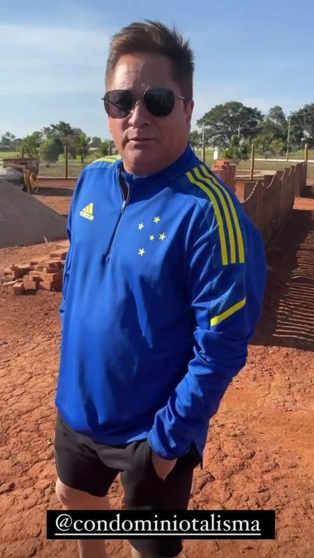 Cantor Leonardo apareceu com a camisa do Cruzeiro nas redes sociais