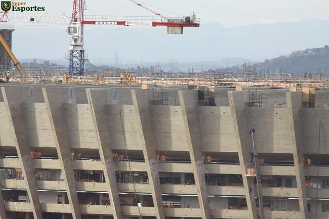 01/06/2012 - Panorama geral das obras de modernizao do Mineiro. Operrios trabalham intensamente na ampliao da cobertura e na montagem da esplanada, que abrigar novo estacionamento coberto.