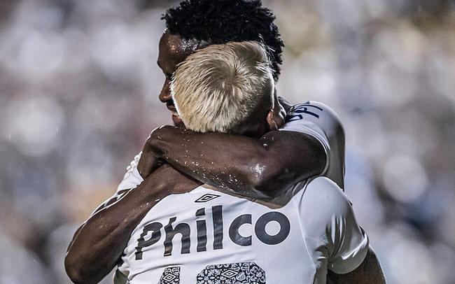 Soteldo e Mendoza têm realizado trabalhos no CT Rei Pelé e serão avaliados antes da viagem ao Chile