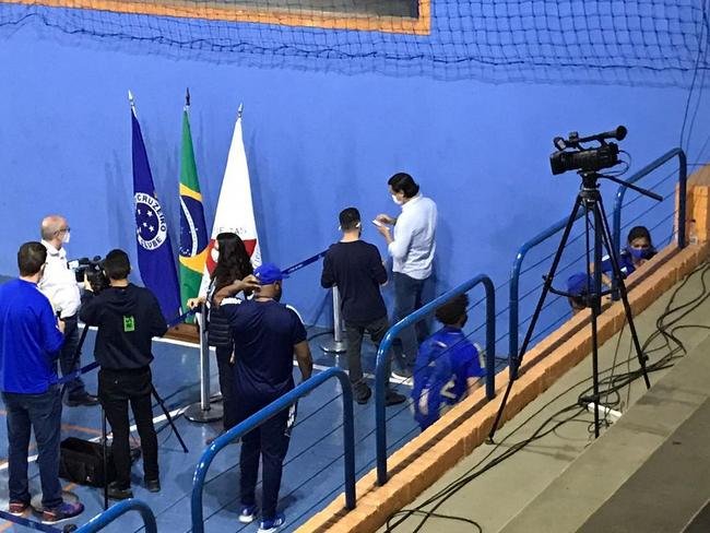 Conselheiros e associados do Cruzeiro durante votao de mudana do Estatuto do clube. Assembleia geral autorizou venda de at 90% das aes da SAF para investidores. Houve festa dos cruzeirenses no Parque Esportivo do Barro Preto, em BH, devido  possibilidade de chegada de recursos para tornar o futebol mais competitivo a partir de 2022.