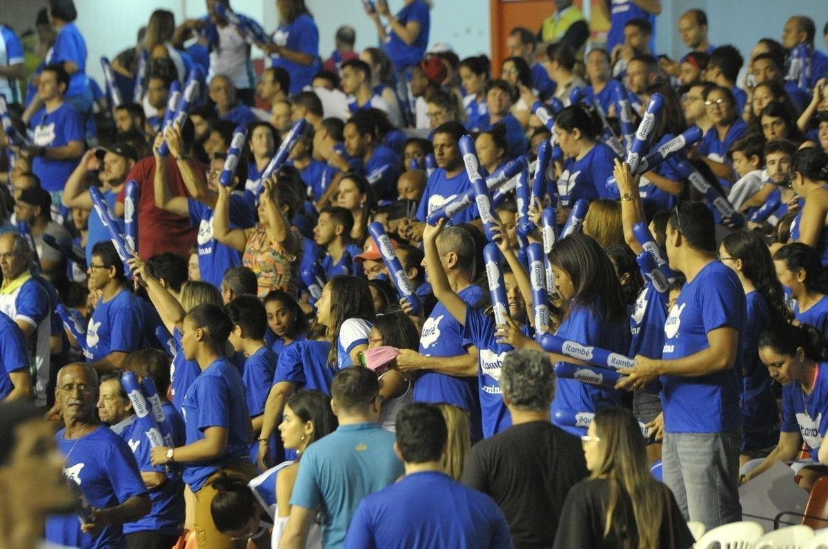 Veja fotos das torcidas na deciso da Superliga Feminina no Mineirinho