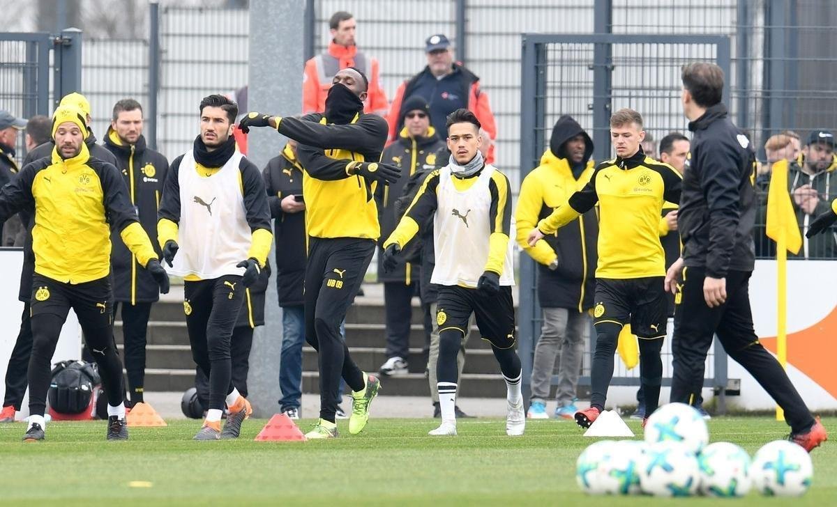 Com sonho de ingressar no futebol profissional, Usain Bolt participa de treino com jogadores do Borussia Dortmund