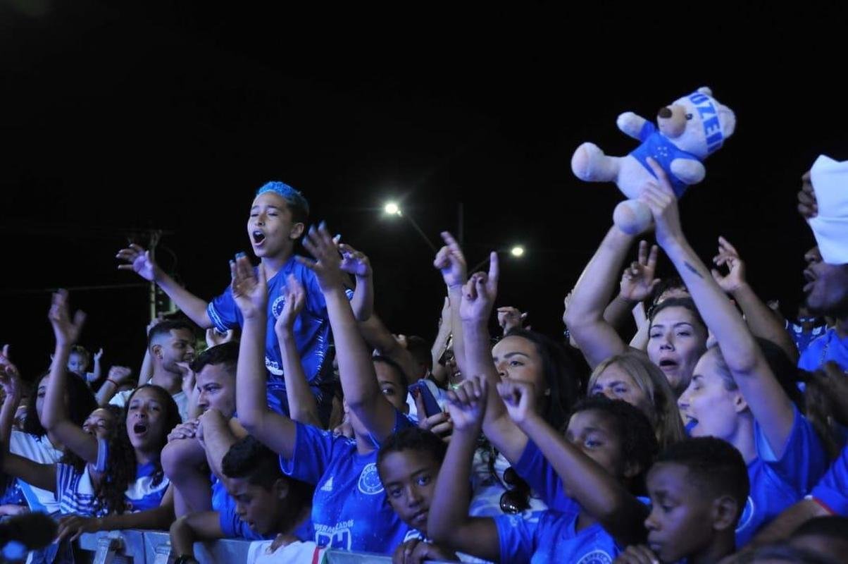 Torcedores do Cruzeiro cantam eufricos durante a Caravana em Conselheiro Lafaiete, com a visita de Ronaldo