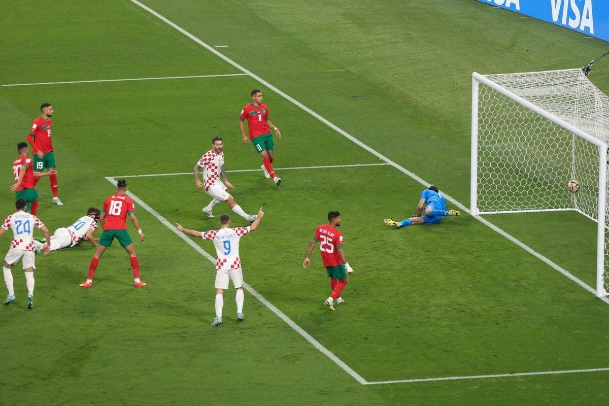 Josko Gvardiol abriu o placar para a Crocia sobre o Marrocos com um lindo gol de cabea: 1 a 0