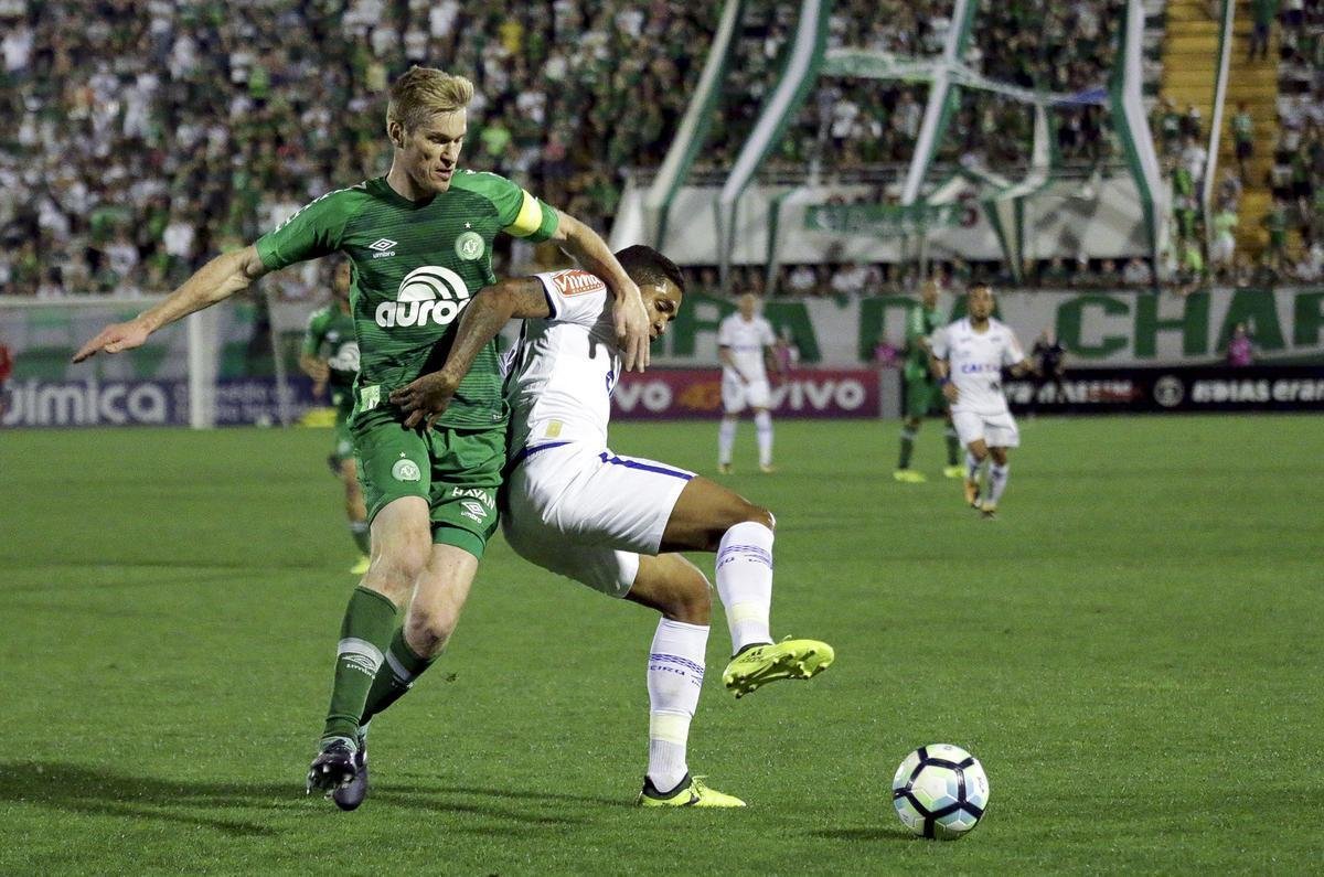 Cruzeiro visitou a Chape na Arena Cond e arrancou vitria por 2 a 1 pelo Brasileiro
