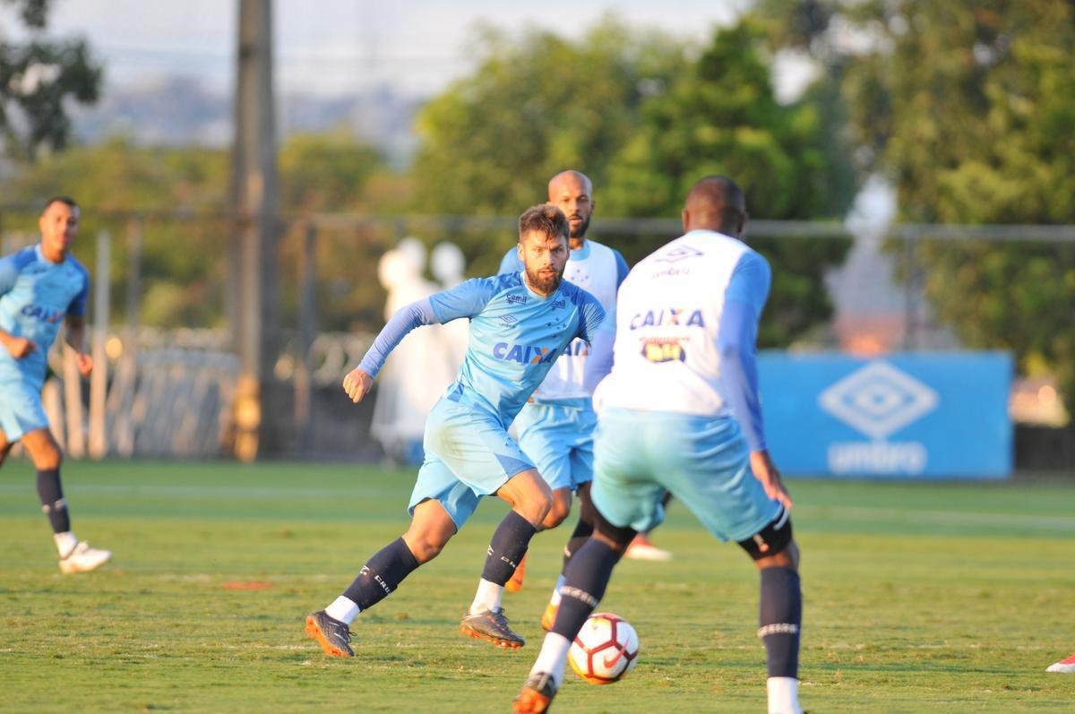 Fotos do treino do Cruzeiro desta segunda-feira, na Toca da Raposa II (Alexandre Guzanshe/EM D.A Press)