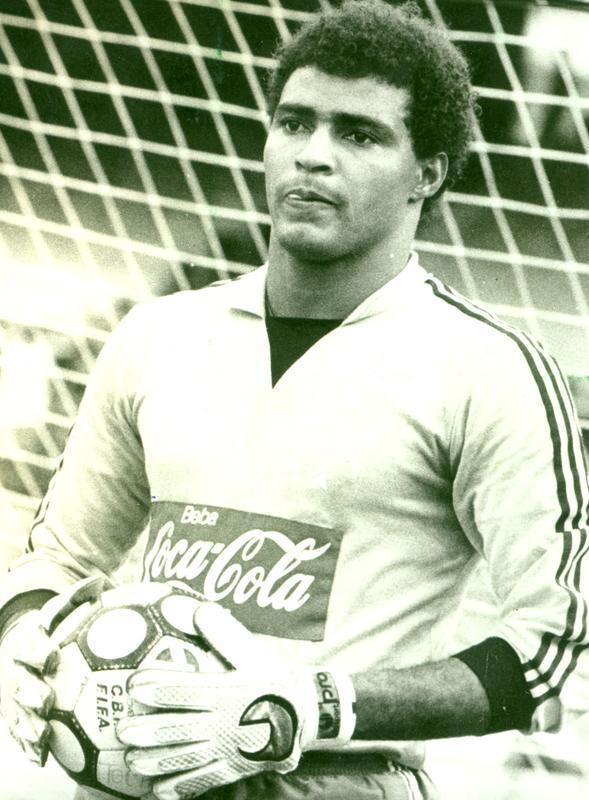 Faixa preta de carat, o goleiro Gomes defendeu o Cruzeiro entre 1982 e 1988. Ele esteve em ao em 178 jogos e viu as suas redes serem vazadas apenas 91 vezes, o que lhe confere tima mdia de 0,51 gol sofridos por partida. Mineiro de Timteo, Carlos Gomes da Cruz ainda defendeu grandes clubes como Grmio, Santos e Panathinaikos da Grcia.