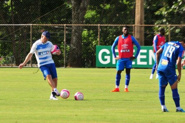 Sem Thiago Neves, que est com desgaste na panturrilha, Mano Menezes escalou o time titular do Cruzeiro no coletivo com Fbio; Lucas Romero, Leo, Murilo e Egdio; Henrique e Ariel Cabral; Robinho, Arrascaeta e Rafinha; Fred. Os reservas atuaram com Rafael; Arthur, Digo, Manoel e Marcelo Hermes; Lucas Silva, Nonoca e Bruno Silva; Rafael Marques, Rafael Sobis e Judivan