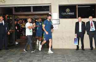 Jogadores da Seleo Brasileira deixaram o hotel rumo ao Mineiro e receberam apoio caloroso da torcida mineira para encarar a Argentina pela semifinal da Copa Amrica