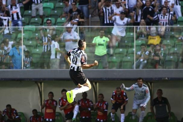 01/02/2015 - Na temporada 2015, o Atltico tambm estreou com vitria no Campeonato Mineiro. No Independncia, o Alvinegro, comandado por Levir Culpi, venceu o Tupi por 2 a 0, gols de Dtolo e Lucas Pratto. O Galo jogou com: Victor, Marcos Rocha, Leonardo Silva, Jemerson e Douglas Santos (Pedro Botelho); Rafael Carioca, Leandro Donizete e Dtolo (Dod); Luan, Carlos (Maicosuel) e Lucas Pratto.