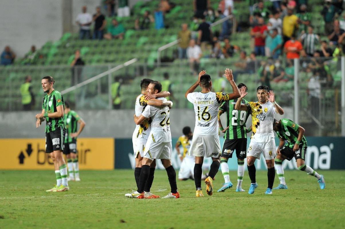 Aos 46min da etapa complementar, Josue Colmn fez linda jogada individual e contou com desvio da defesa para dar um 'banho de gua fria' nos mandantes: Guaran 1 a 0.