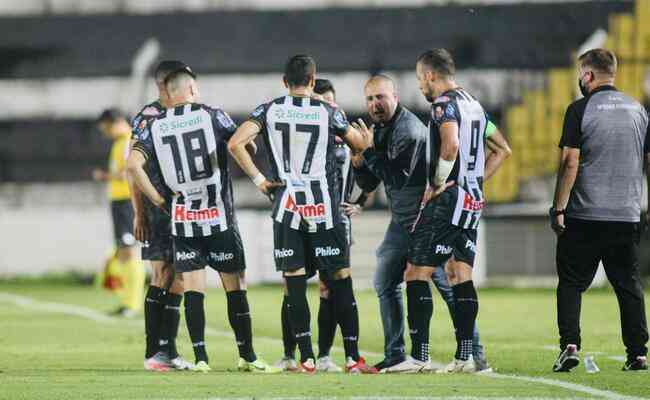 Corinthians busca empate contra o Goiás e vê Z-4 próximo