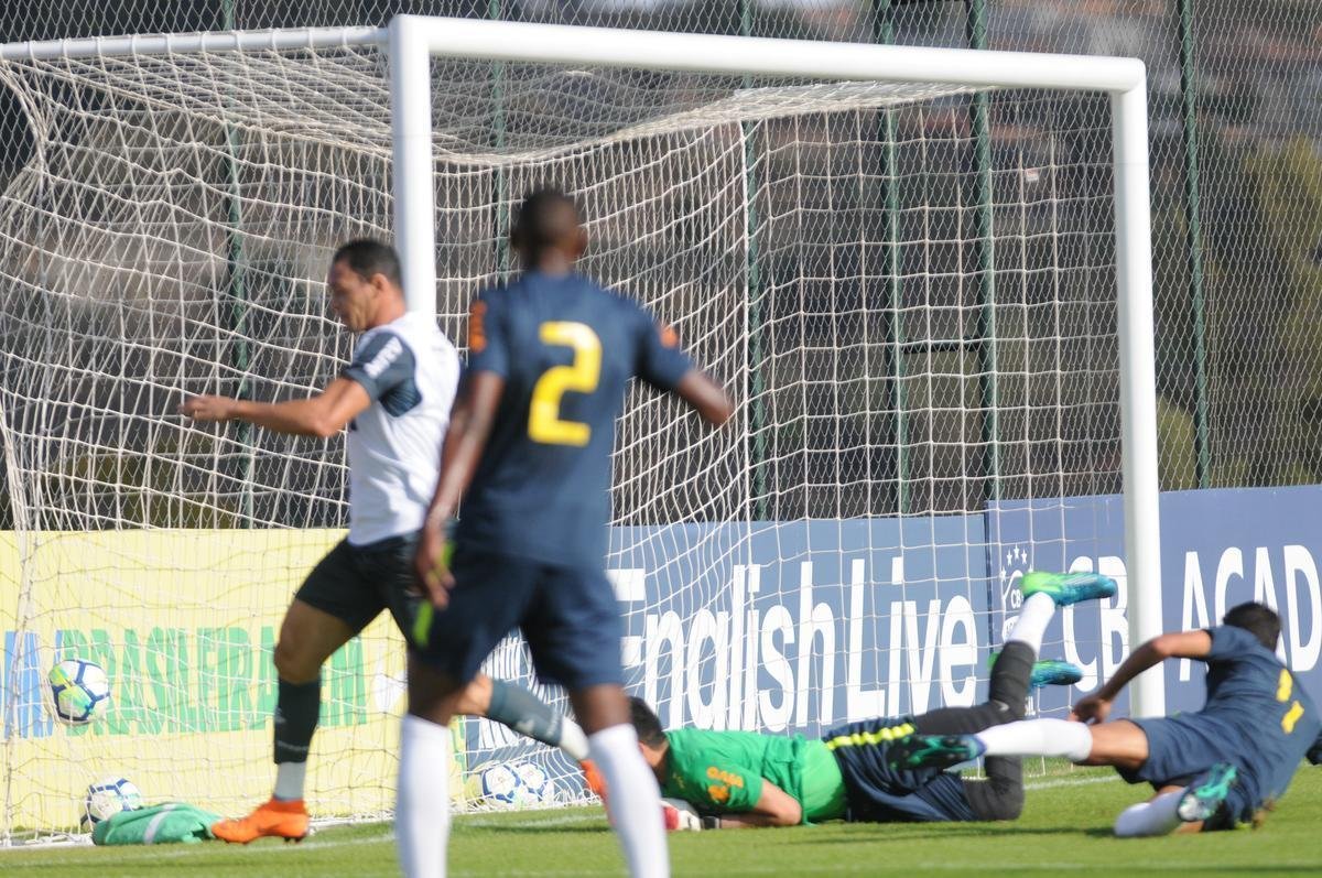 Atltico colocou alguns reforos em campo e derrotou a Seleo Brasileira Sub-20 por 5 a 3 com gols de Ricardo Oliveira (2), Denlson, Terans e Erik. Jhonny Lucas, Alerrandro e Alan descontaram.