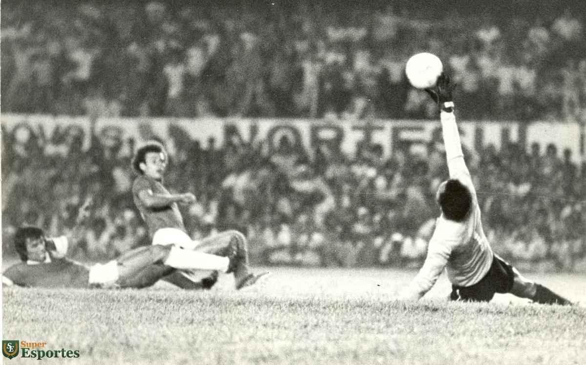 Cruzeiro derrotou Inter por 5 a 4 na estreia da Copa Libertadores de 1976. Palhinha, aos 3 e 10 minutos do 1T, Joozinho, aos 21 min do 1T e aos 18 min do 2T, e Nelinho, aos 40 min do 2T marcaram os gols celestes no triunfo