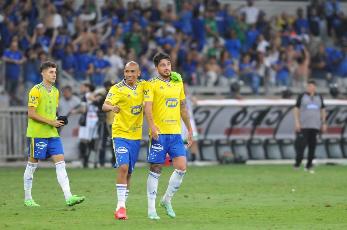 Fotos da grande festa da torcida e do time do Cruzeiro aps a vitria sobre o Operrio, por 1 a 0, que aproximou o time celeste do acesso  Srie A