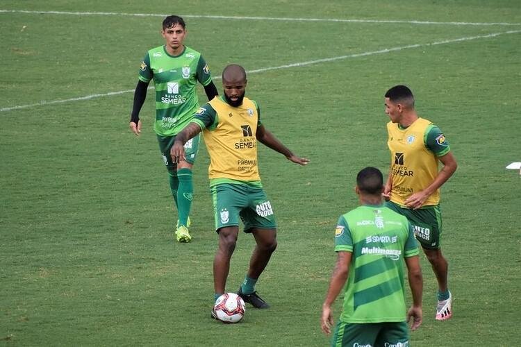 O grupo principal do América, que se reapresentou nessa segunda-feira (15), realizou o segundo dia de pré-temporada no CT Lanna Drumond. Sob supervisão do técnico Lisca, os atletas fizeram treinos físico, técnico e tático.