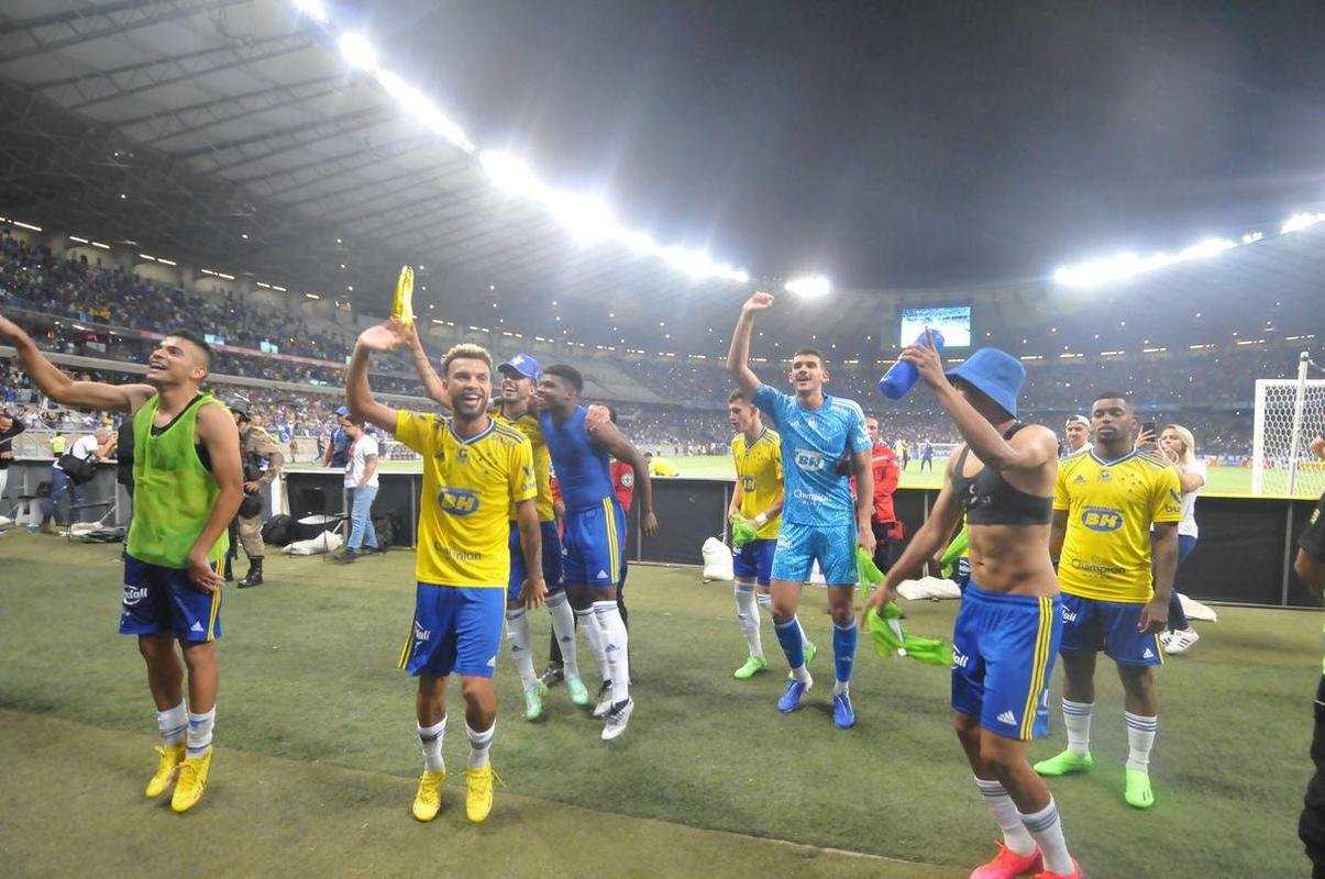 Fotos da grande festa da torcida e do time do Cruzeiro aps a vitria sobre o Operrio, por 1 a 0, que aproximou o time celeste do acesso  Srie A