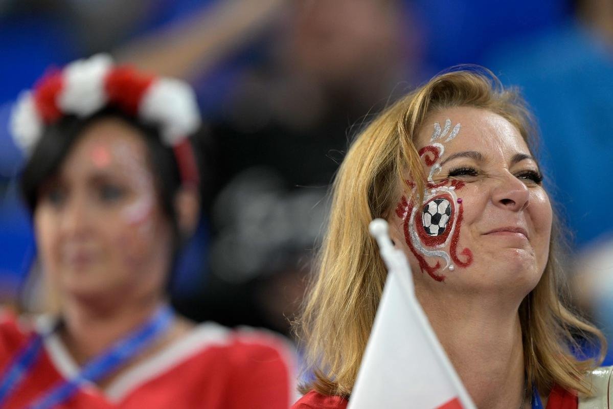 Fotos das torcidas de Argentina e Polnia durante jogo entre as duas selees pelo Grupo C da Copa do Mundo, no Estdio 974, em Doha, no Catar