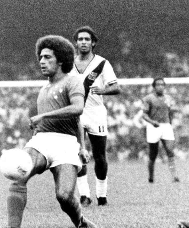 1975 - Copa Libertadores - Cruzeiro foi eliminado na semifinal, quando ficou em terceiro lugar no Grupo 2 da chave. Imagem da partida diante do Vasco, no Mineiro, pela primeira fase.