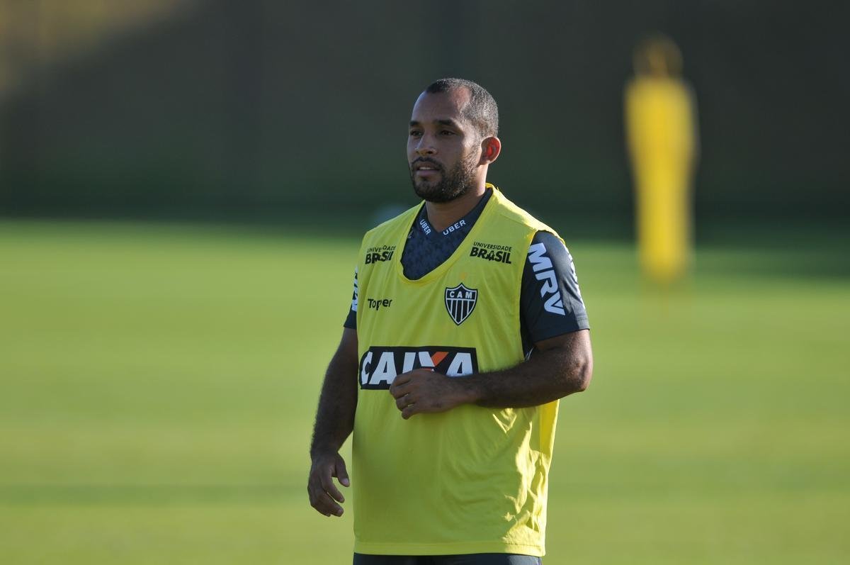 Elenco atleticano fez trabalho ttico orientado por Larghi antes de jogo-treino contra o Coimbra
