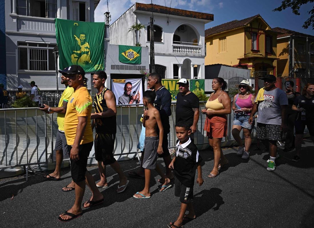 Os ltimos momentos do velrio de Pel, na Vila Belmiro, estdio do Santos. 