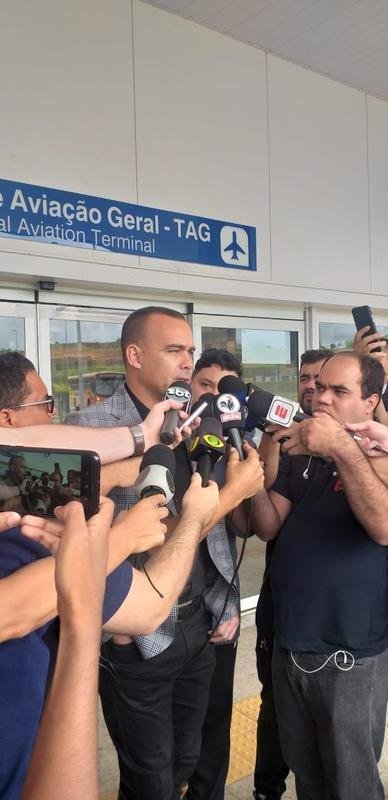 Aps atender a imprensa, Dudamel foi at os torcedores do Atltico, que foram impedidos pela PM de entrar no aeroporto