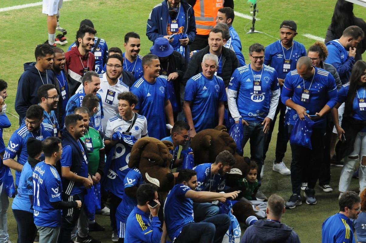 �dolos do Cruzeiro, Nonato e Marcelo Ramos participaram de a��o com s�cios-torcedores do clube antes da partida contra o Sport pela S�rie B (28/6/2022)