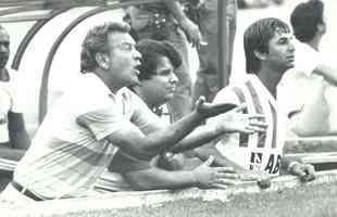 Mussula tambm foi tcnico do Atltico nos anos de 1975, 1978, 1983, 1984, 1993 e 1995. Na foto, ele no banco de reservas do Mineiro em 1984
