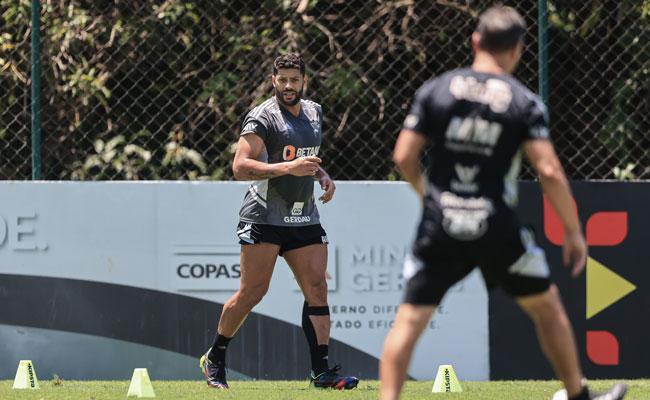 Hulk durante trabalho  parte feito no campo da Cidade do Galo nesta quarta-feira (12/10)