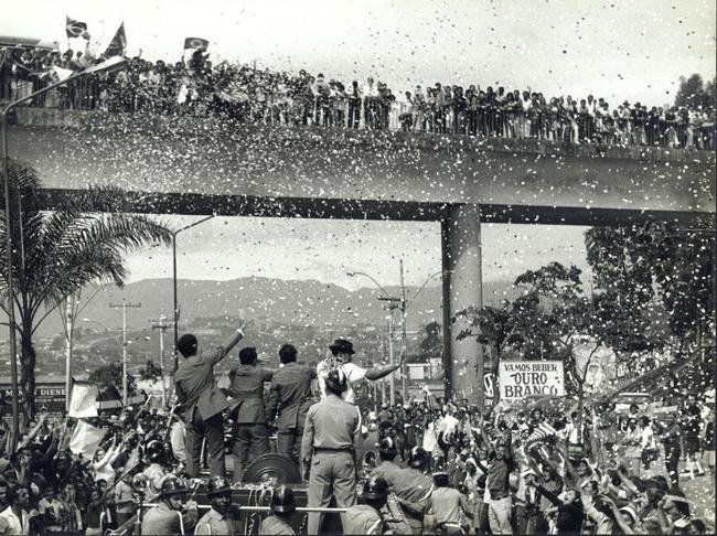 Fontana, Tosto e Piazza, do Cruzeiro, e Dario, do Atltico, em desfile de carro aberto, em Belo Horizonte, aps a conquista da Copa do Mundo de 1970.