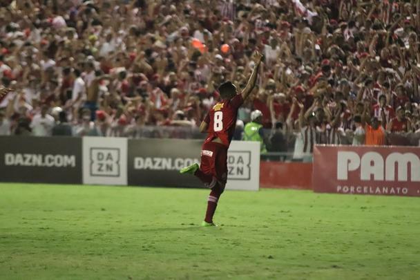 Final
Jogo de ida - 29/9 - Náutico 3 x 1 Sampaio Corrêa - Passo importante para a taça
No derradeiro jogo do Náutico nos Aflitos na temporada que marcou o retorno oficial ao estádio, os alvirrubros conseguiram a quarta vitória seguida sobre os maranhenses na temporada (três pela Série C e uma pela Copa do Nordeste). Mais do que isso, a vantagem de dois gols deu a tranquilidade necessária para o jogo da volta. A taça da Série C começava a ganhar os traços em vermelho e branco.