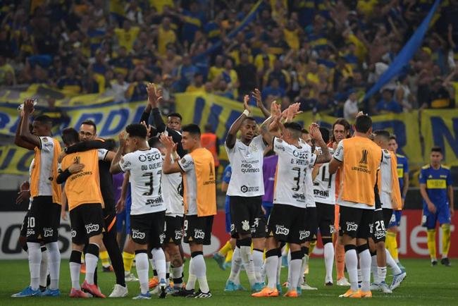 Para no depender de outros resultados, o Corinthians, lder do Grupo E, precisa vencer o Boca Juniors, na Argentina, para se garantir nas oitavas. Porm, tambm se classifica caso todas as partidas da quinta e da sexta rodada terminem empatadas