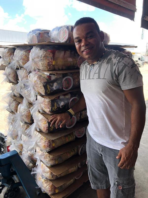 Carlinhos Bala com o resultado das duas primeiras arrecadações, que contabilizam 100 cestas básicas