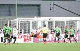 Imagem do polmico gol do Atltico: Rger Guedes cabeceou, Glauco defendeu e o rbitro Igor Junio Benevenuto confirmou o gol baseado na viso do auxiliar Guilherme Dias Camilo. Imagem do canal Premiere apontou que defesa foi feita sobre a linha de meta e a bola no entrou.