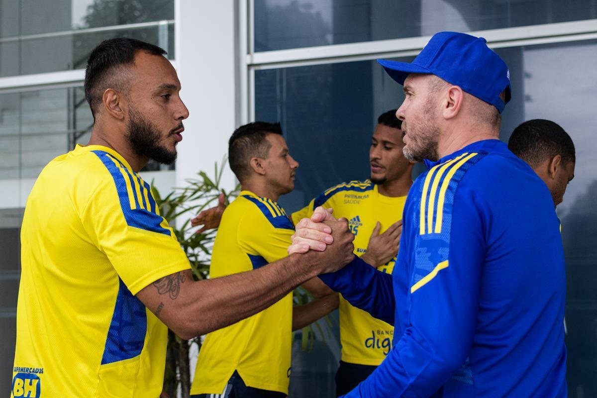 Mozart teve primeiro contato com jogadores do Cruzeiro nesta sexta-feira (11/06), na Toca da Raposa II