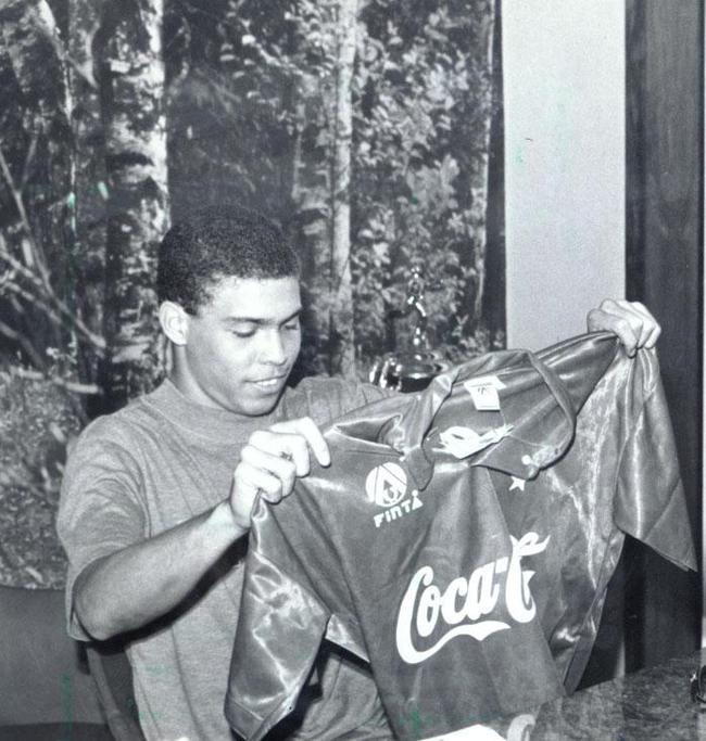 Ronaldo tinha 16 anos e oito meses quando defendeu o Cruzeiro na partida contra a Caldense, no Mineiro, pelo Campeonato Mineiro, em 25 de maio de 1993. O gol da vitria por 1 a 0 foi marcado por Ramon Menezes. Em pouco mais de um ano no time principal, o Fenmeno balanou a rede 56 vezes em 58 jogos.