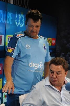 Fotos da apresentao de Adilson Batista como novo tcnico do Cruzeiro. Tcnico teve reunio com jogadores na Toca da Raposa II, falou com a imprensa e depois comandou seu primeiro treino