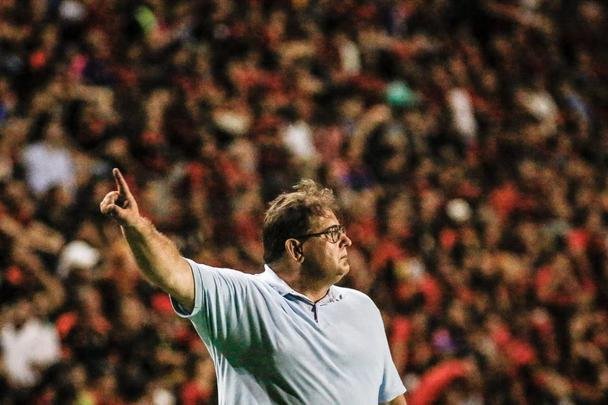 O Sport abriu o placar no primeiro tempo com Elton, escolhido pelo técnico Guto Ferreira como titular para a partida.