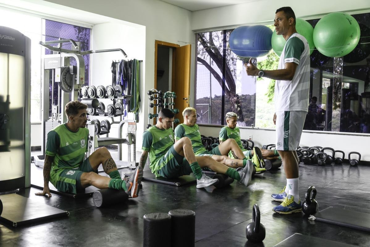 O Amrica se reapresentou nesta quinta-feira para a prxima temporada. Alm de j contar com os reforos, o Coelho mostrou o novo uniforme de treino, da Sparta, marca-prpria do clube