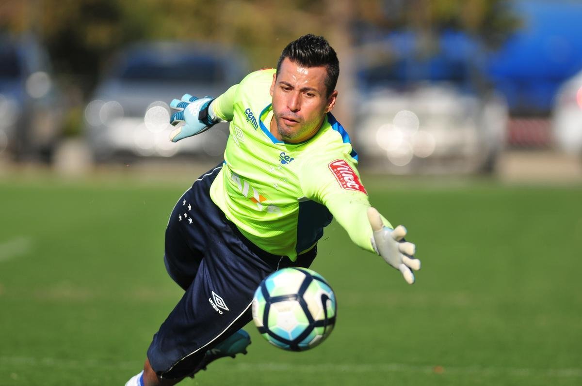 Imagens do treino do Cruzeiro desta quinta-feira, na Toca da Raposa II (Alexandre Guzanshe/EM D.A Press)