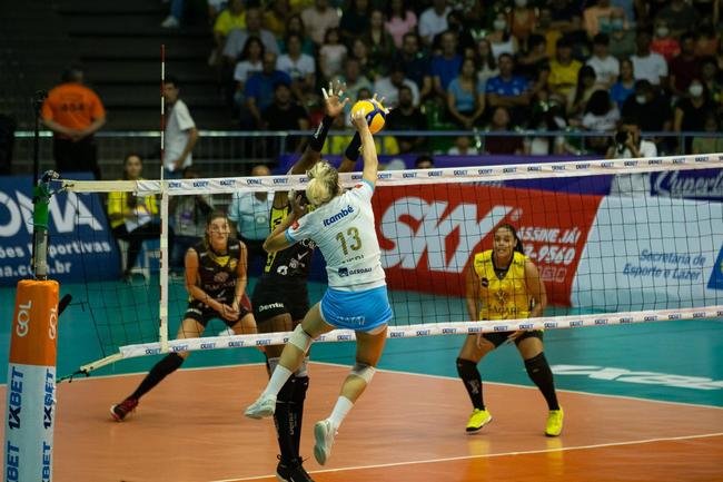 Minas venceu por 3 sets a 1 e saiu na frente do Praia na deciso da Superliga