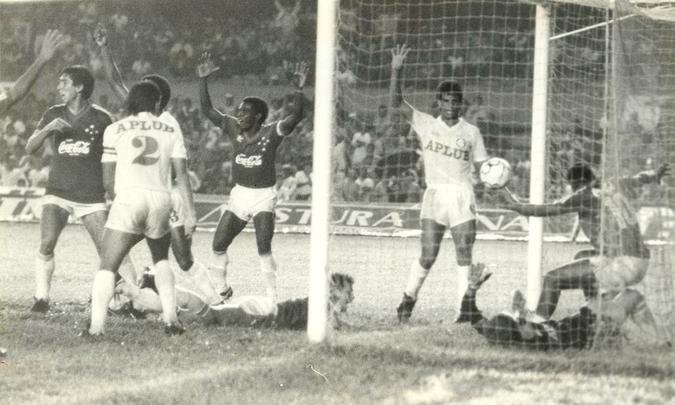 Imagens do Cruzeiro com a camisa da Adidas (Arquivo/Estado de Minas)