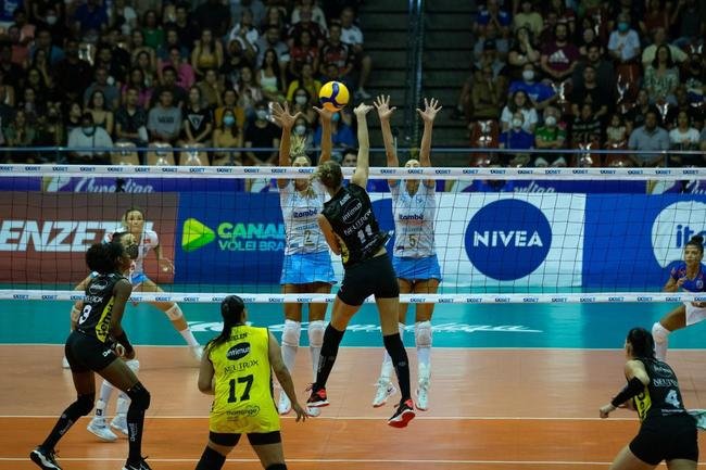 Minas venceu por 3 sets a 1 e saiu na frente do Praia na deciso da Superliga